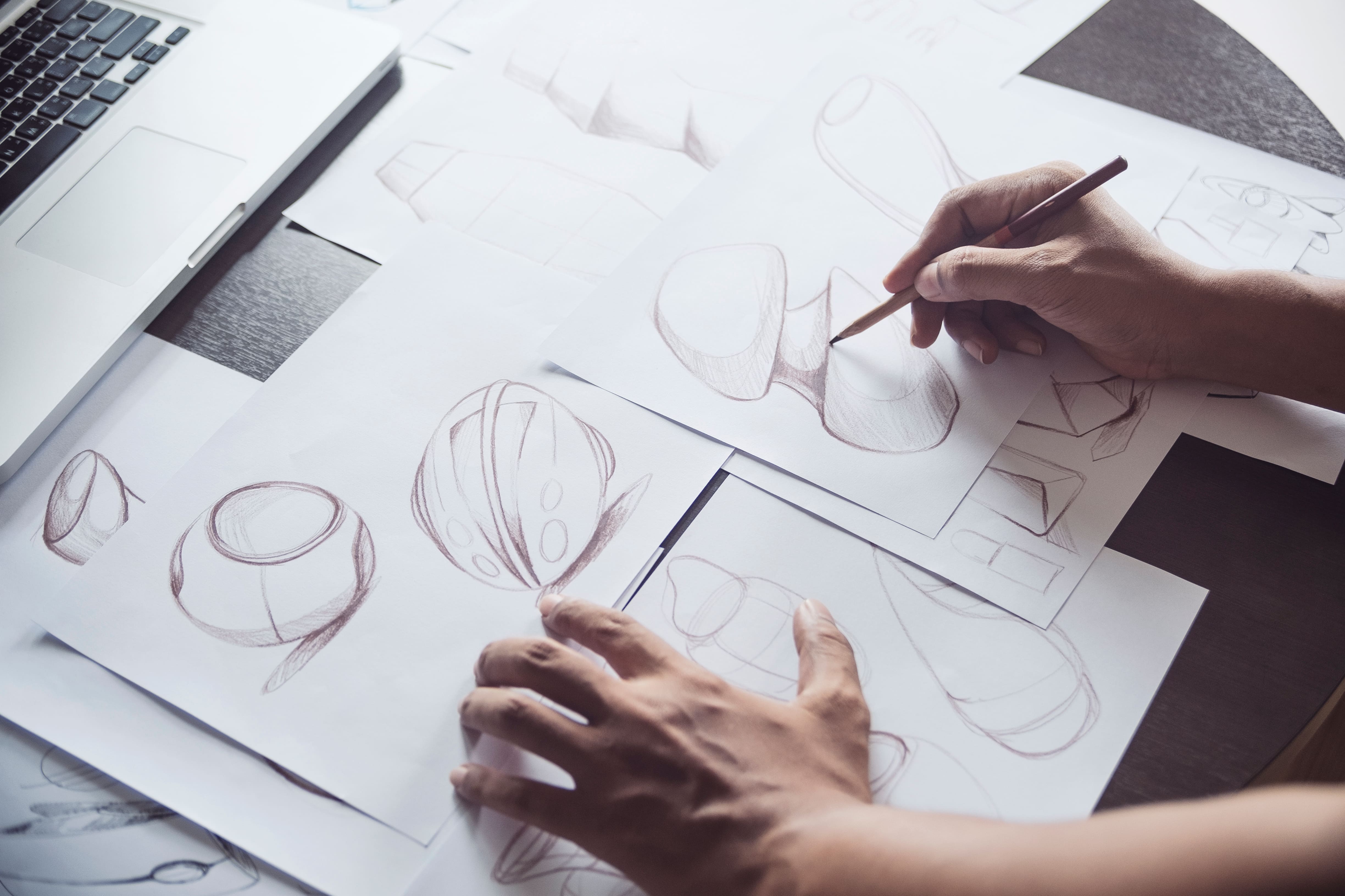 製品デザインのスケッチを手描きしている様子